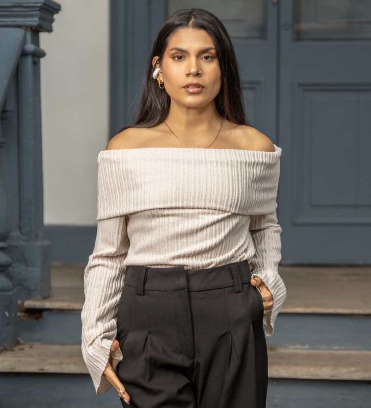 Chompa Off Shoulder Beige